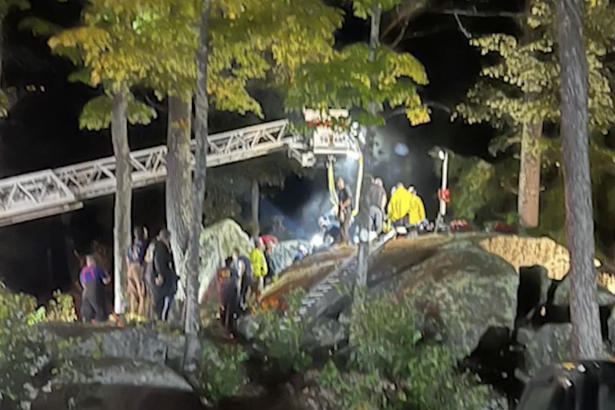 boy stuck between boulders new hampshire