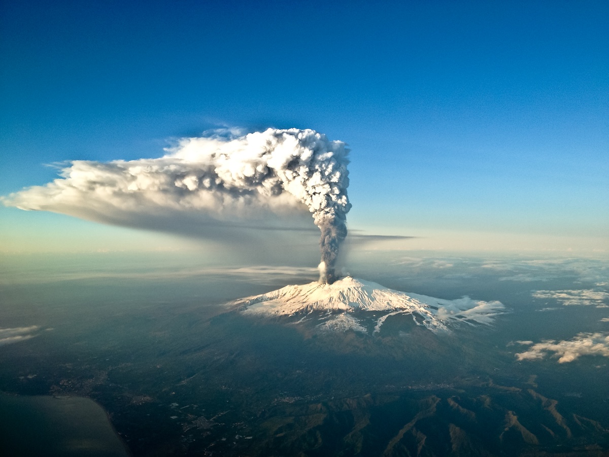 mount etna eruption tourists