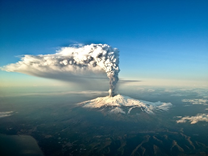 mount etna eruption tourists