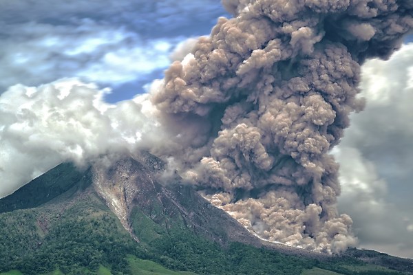 volcanic cloud Indonesia