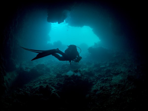 photos divers cave maldives